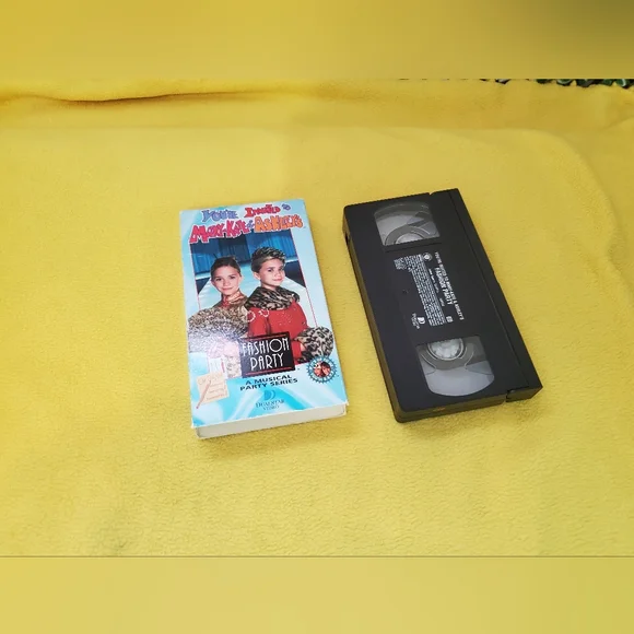 Mary-Kate and Ashley Olsen movies VHS - Picture 8 of 12
